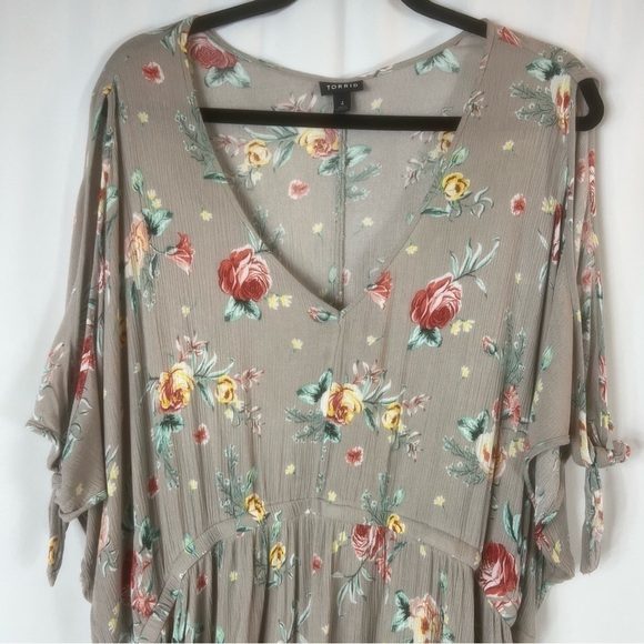 Torrid Top Womens High Low Pullover Tunic Cold Shoulder Floral V-Neck Gray Sz: 4 - Picture 4 of 13
